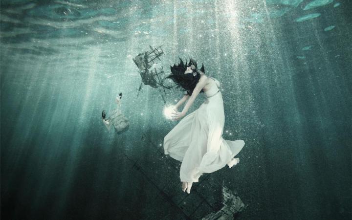 girl under water